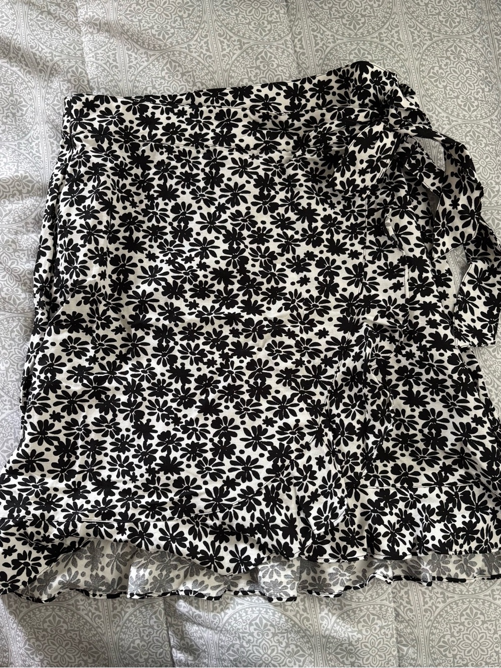 Loft Black & White Floral Wrap Skirt - features ruffled front - Women’s size 4